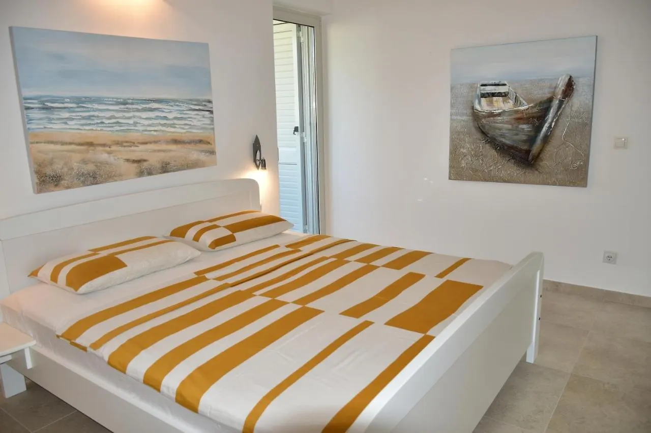 Apartment Holiday Home M&M Novigrad