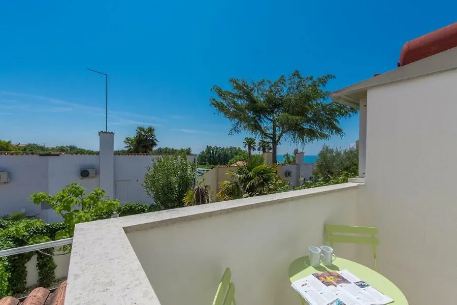 Apartment Holiday Home M&M Novigrad